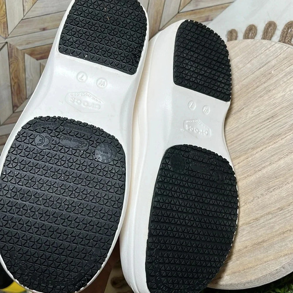 CROCS Dual Comfort Clogs White - Picture 5 of 9